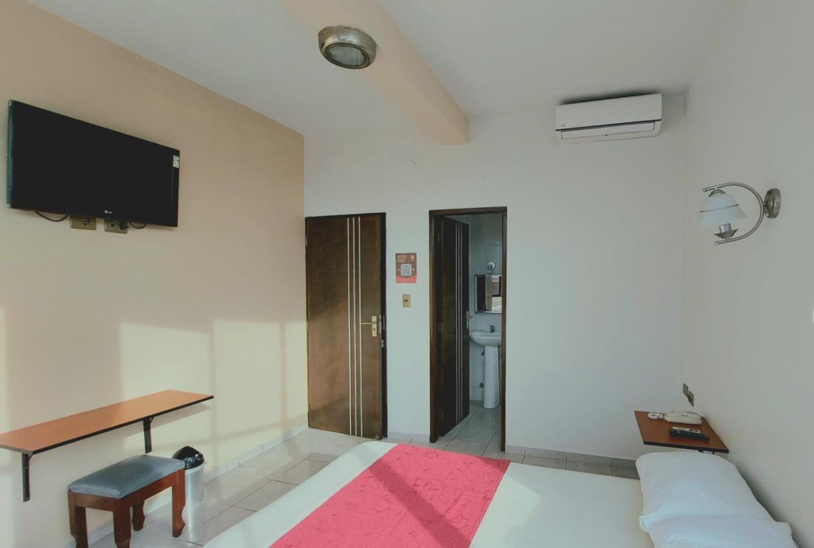 Hotel Plaza Center Санта-Крус-де-ла-Сьерра Экстерьер фото